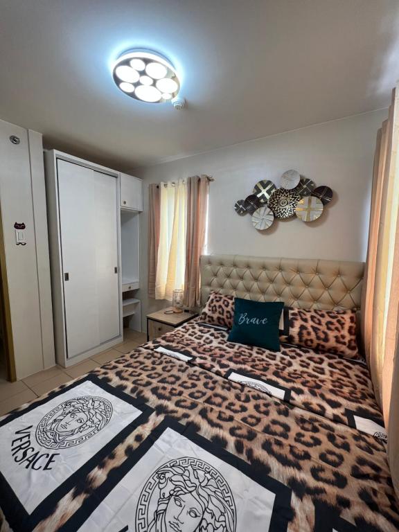 Postel nebo postele na pokoji v ubytování Lan’z cozy 2 bedroom 8 spatial maa