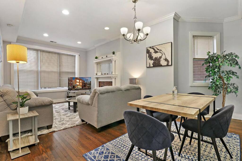 uma sala de estar com uma mesa e cadeiras e um sofá em Live the Dream in Wrigleyville's 3BR Gem em Chicago