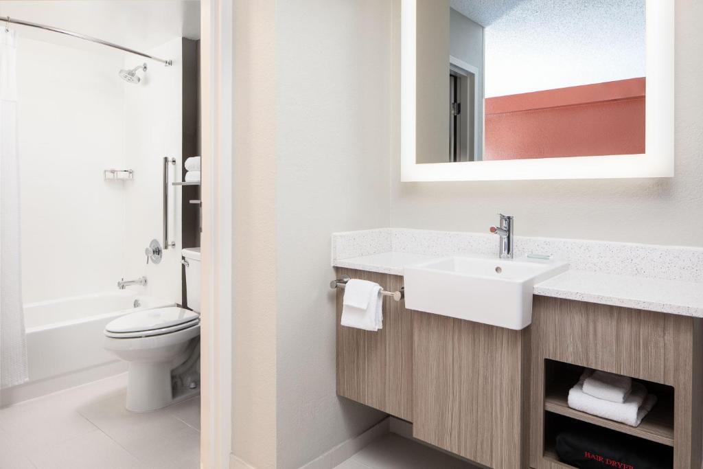 Vannituba majutusasutuses SpringHill Suites by Marriott Dallas Downtown / West End