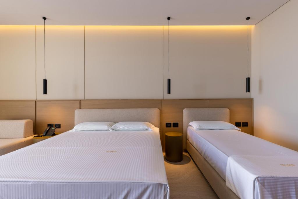 Postel nebo postele na pokoji v ubytování BEYOND A Luxury Boutique Hotel