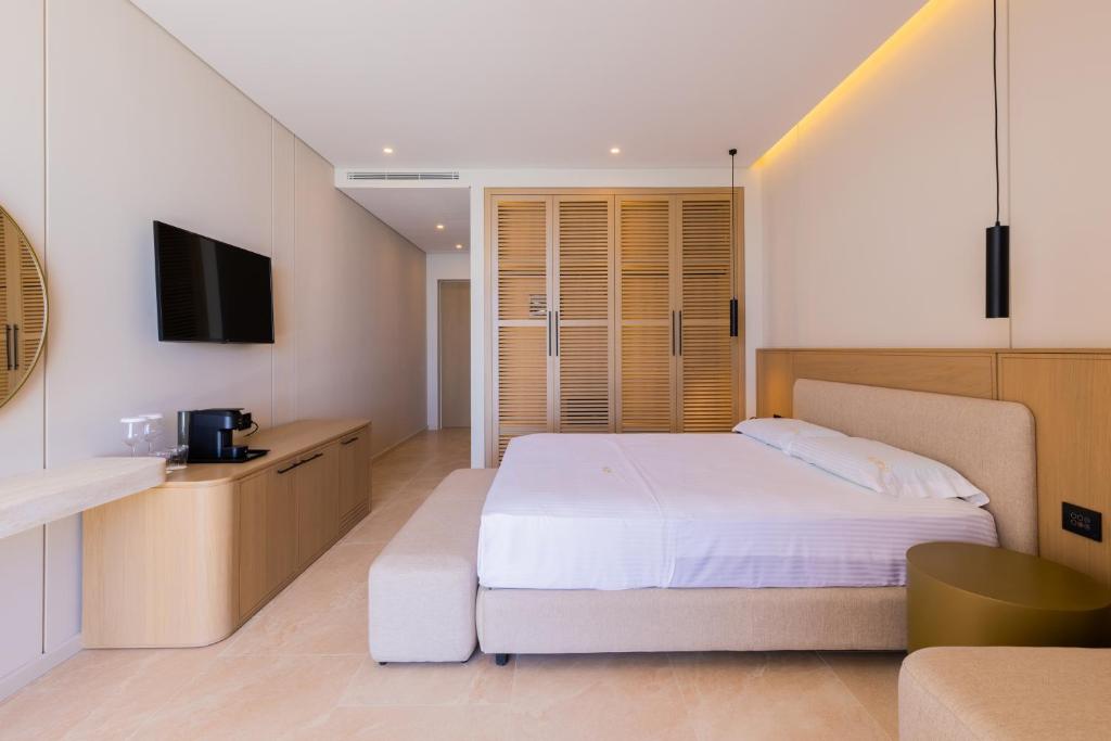 Postel nebo postele na pokoji v ubytování BEYOND A Luxury Boutique Hotel