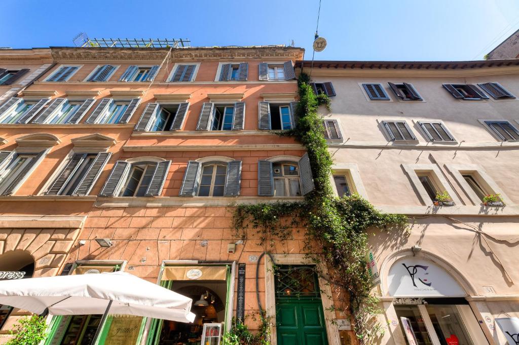 a building with a green door in front of it at Spagna Boutique Suites in Rome