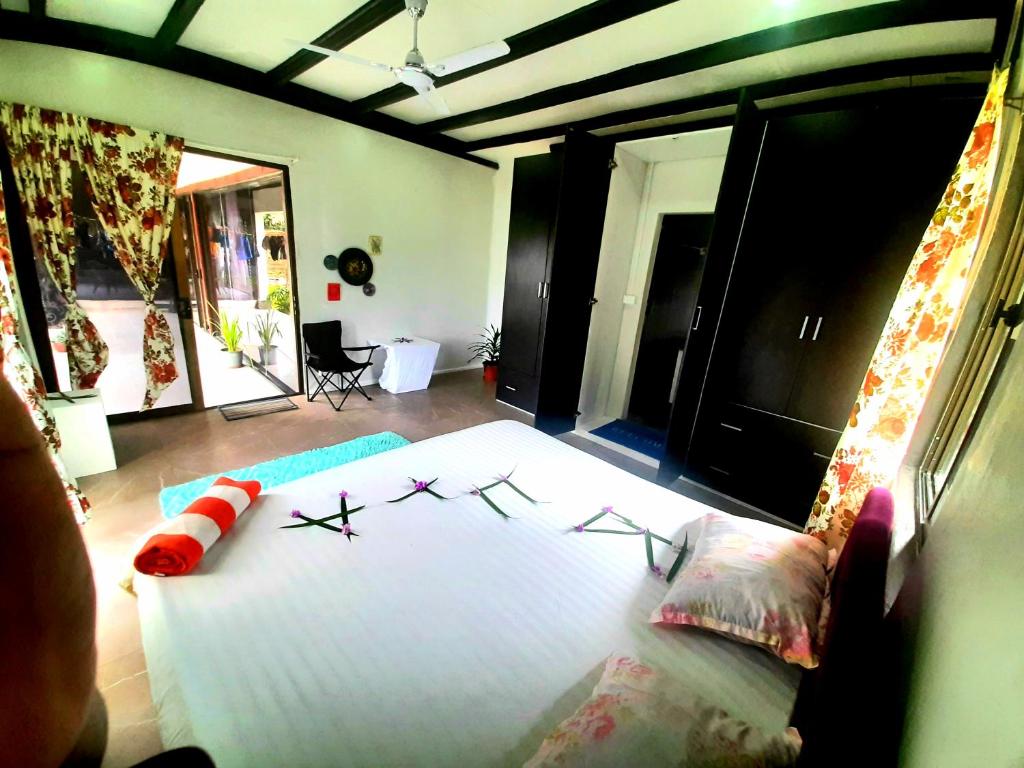 ein Schlafzimmer mit einem großen Bett mit Sternen darauf in der Unterkunft Pacific Harbor Eco Villa and Shark Dive Accomodations in Pacific Harbour