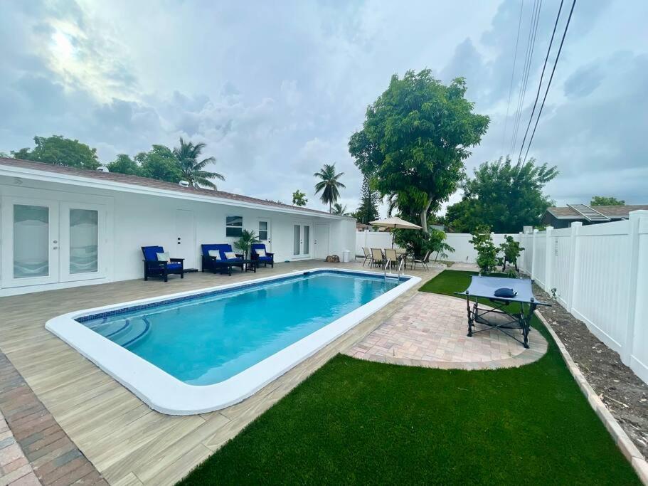 una piscina en el patio trasero de una casa en Mango’s House Close to Beach…Pool, Table Pool en Pompano Beach
