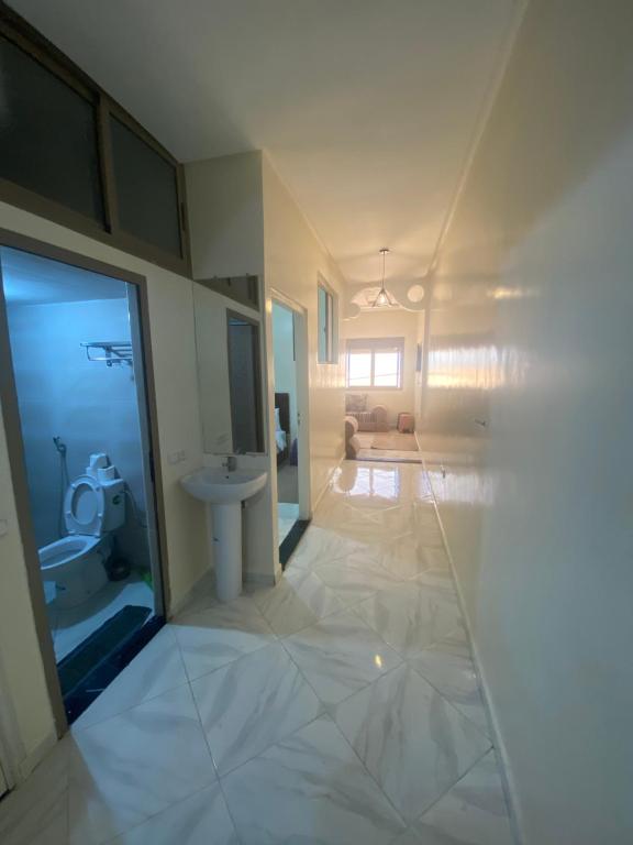 La grande salle de bains est pourvue de toilettes et d'un lavabo. dans l'établissement Dakhla sky blue, à Dakhla