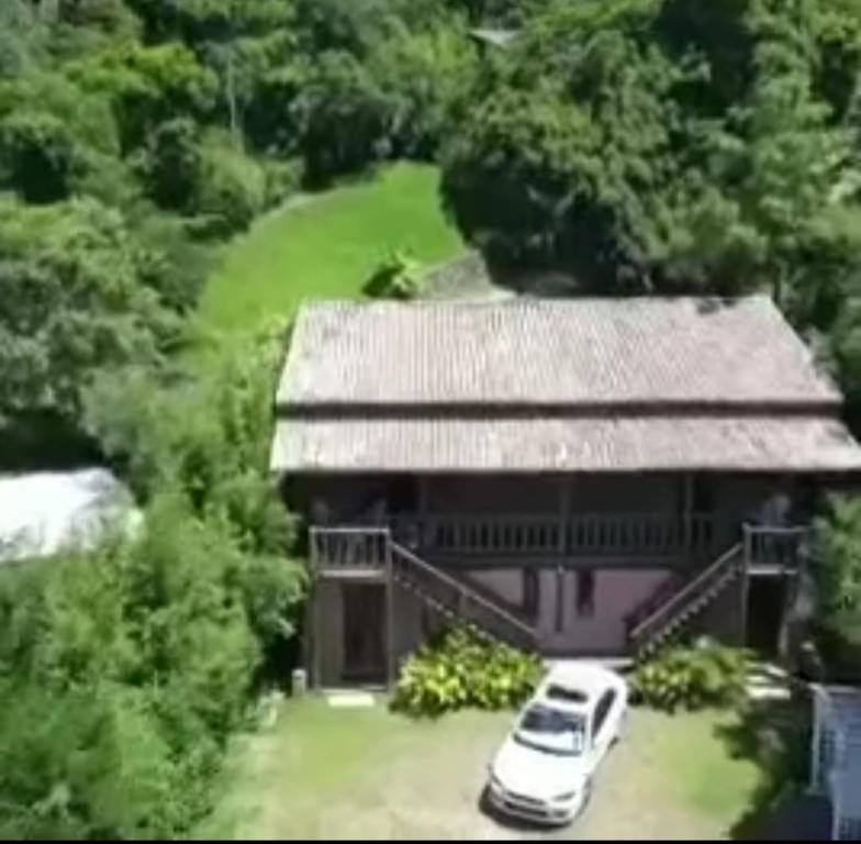 a car parked in front of a house at Quinta do Urutau in Praia do Rosa