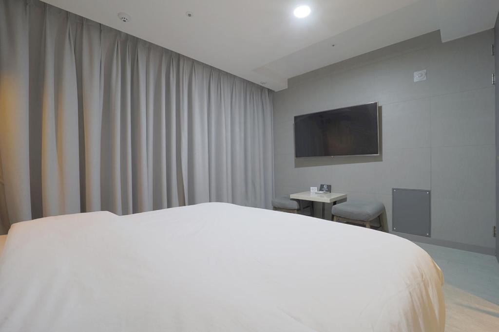 TV a/nebo společenská místnost v ubytování HOTEL YUNA Business