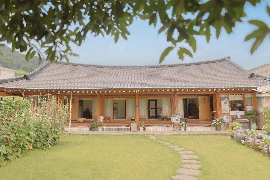 a house with a roof with a garden at Daoljae Hanok Pension in Suncheon