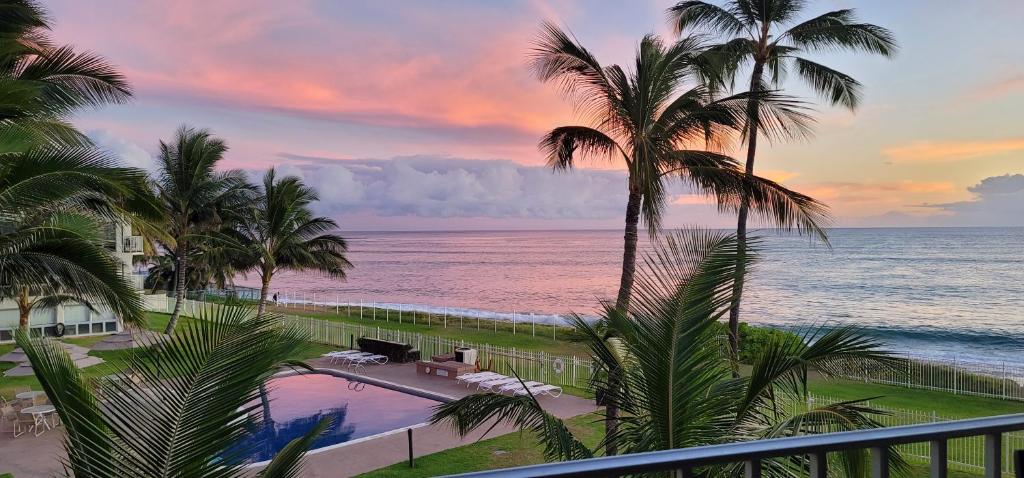 Vom Balkon eines Resorts genießen Sie Meerblick. in der Unterkunft Ocean, Beachfront OASIS in Waianae