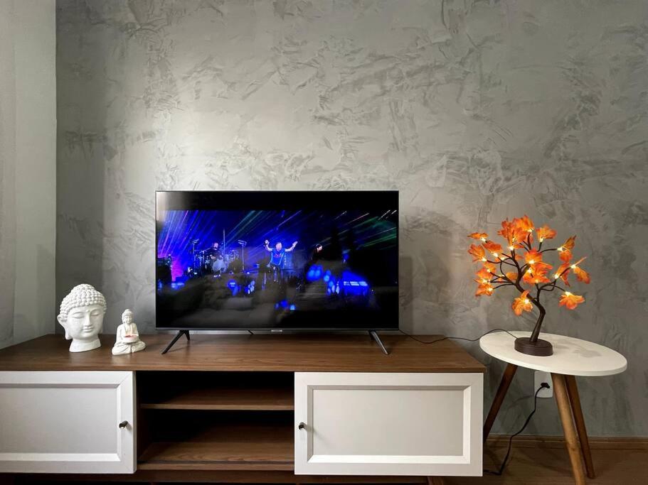 Телевизор и/или развлекательный центр в SOLAR DI LUCCA Lindo Apartamento com piscina