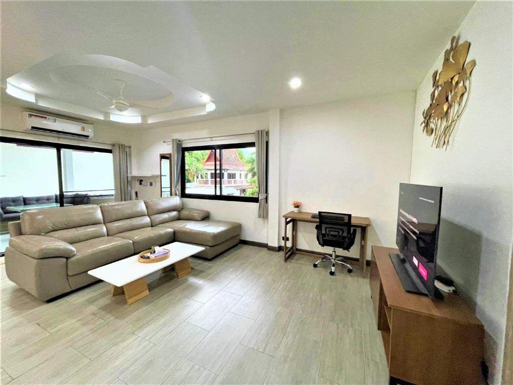 TV a/nebo společenská místnost v ubytování Kamala Fantasy 5 Bedroom Modern Private Pool Villa