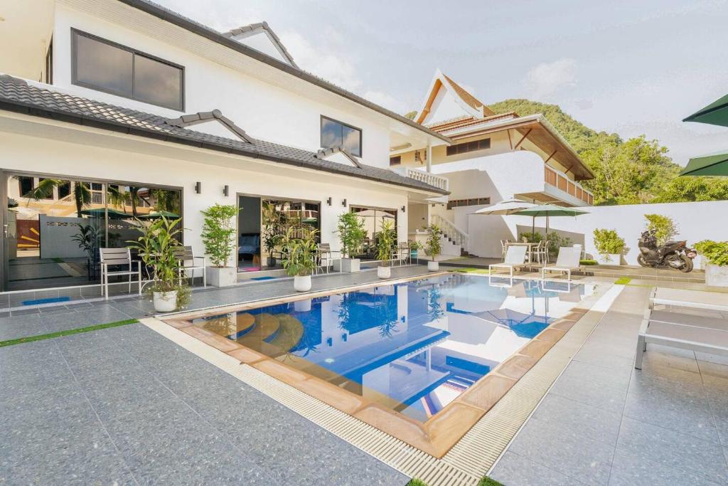 Bazén v ubytování Kamala Fantasy 5 Bedroom Modern Private Pool Villa nebo v jeho okolí