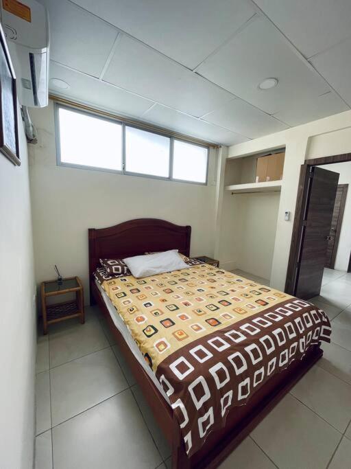 - une chambre avec un lit dans l'établissement Cómoda Suite cerca de todo, à Guayaquil
