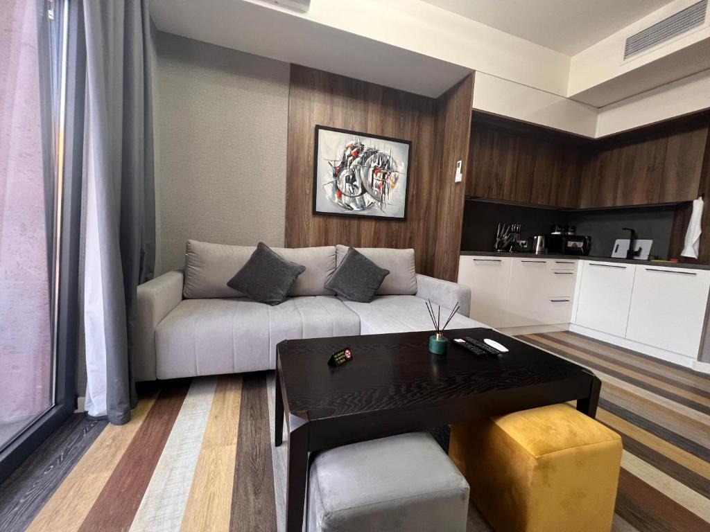 ein Wohnzimmer mit einem Sofa und einem Tisch in der Unterkunft Tumanyan Apartments in Yerevan