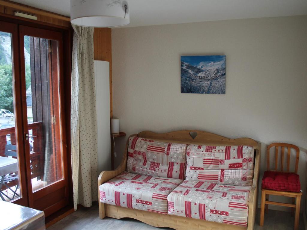 Cette chambre comprend un lit avec des boîtes. dans l'établissement Studio Valloire, 1 pièce, 4 personnes - FR-1-263-525, à Valloire