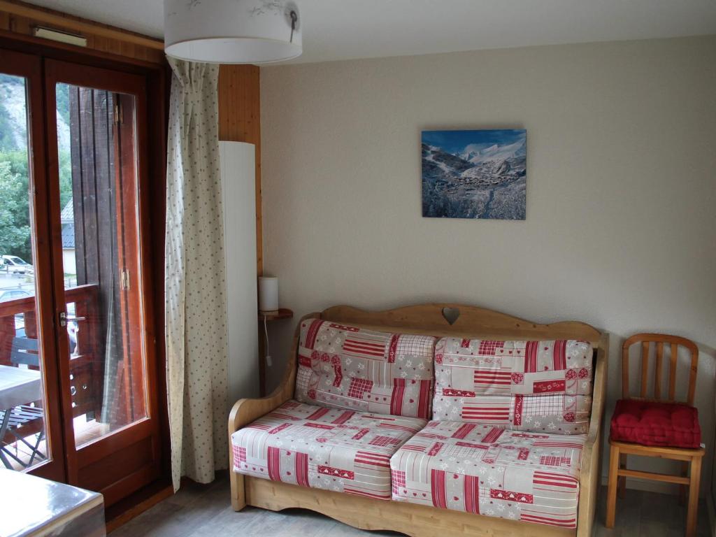 Cette chambre comprend un lit avec des boîtes. dans l'établissement Studio cosy à Valloire, 4 pers, proche remontées & centres, balcon, parking - FR-1-263-525, à Valloire