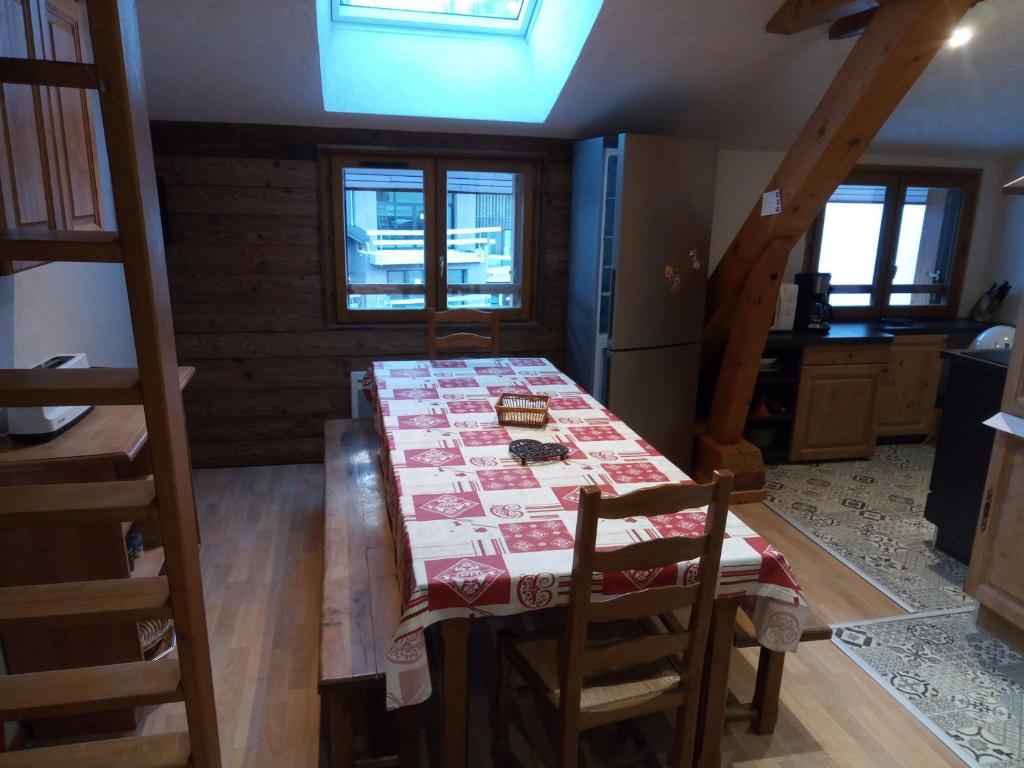 a dining room with a table and a kitchen at Appartement Valloire, 4 pièces, 12 personnes - FR-1-263-528 in Valloire