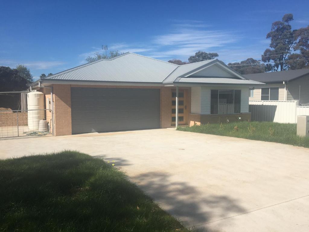 una casa con un garage davanti di Doug n Nins Family Home a Forbes