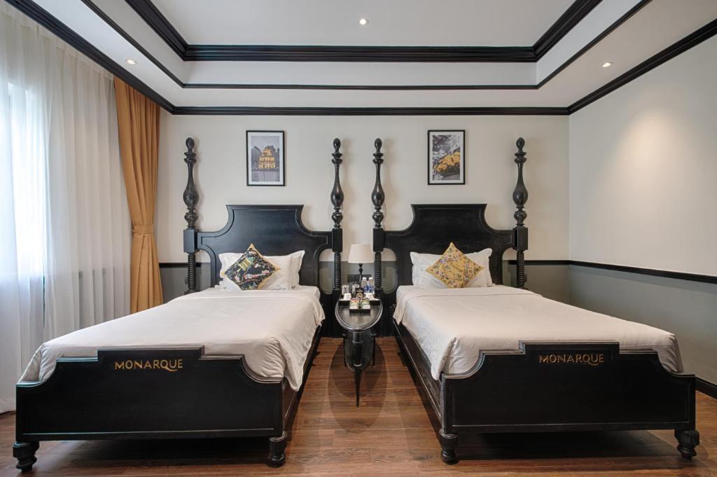 Giường trong phòng chung tại Monarque Hotel Danang