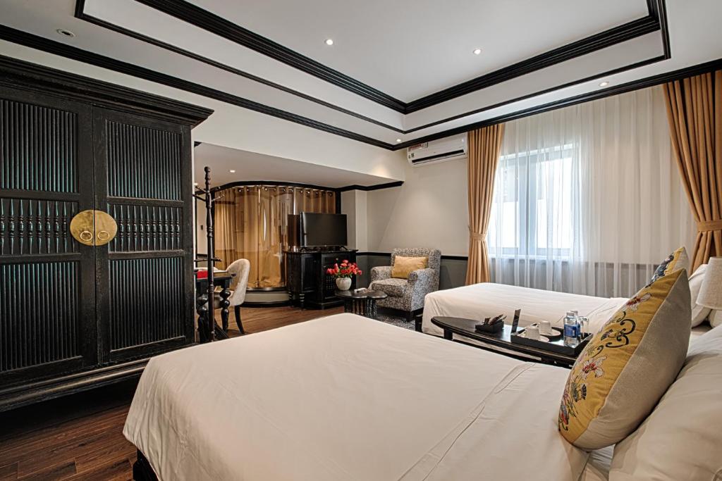 Giường trong phòng chung tại Monarque Hotel Danang