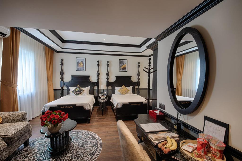 Giường trong phòng chung tại Monarque Hotel Danang