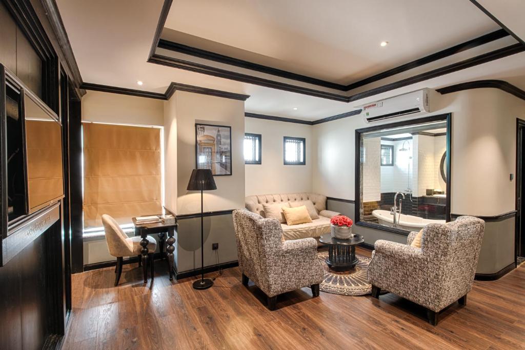 Khu vực ghế ngồi tại Monarque Hotel Danang