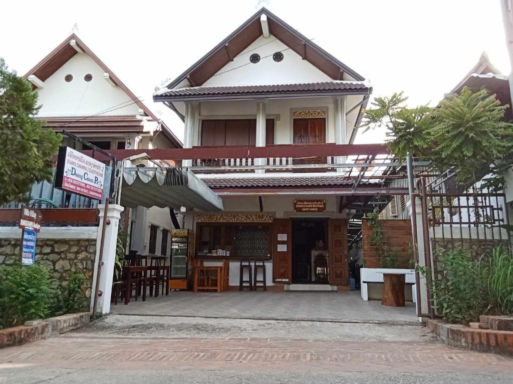 ein Haus mit einem Tor davor in der Unterkunft Villa Visay II in Luang Prabang