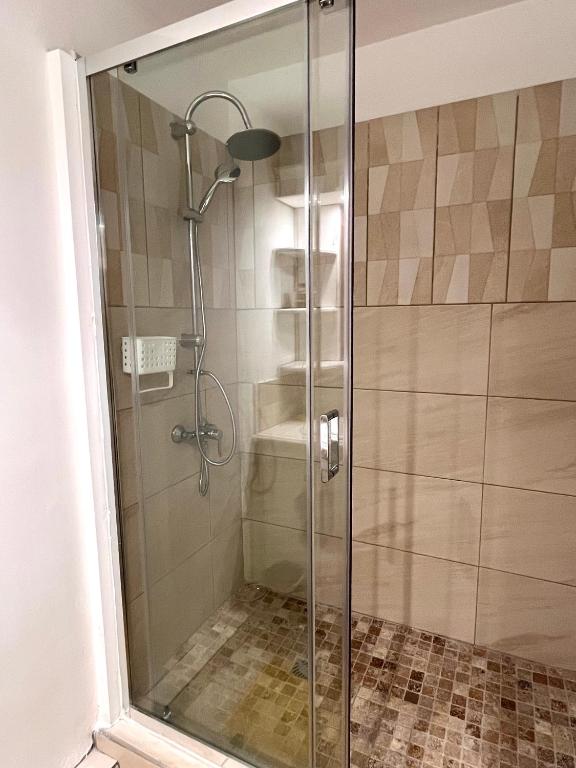 Koupelna v ubytování L'ESCALE, Chambre dans appartement partagé, bedroom in shared appartment