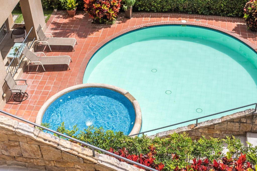 Escazú Escape- Pool parking and views