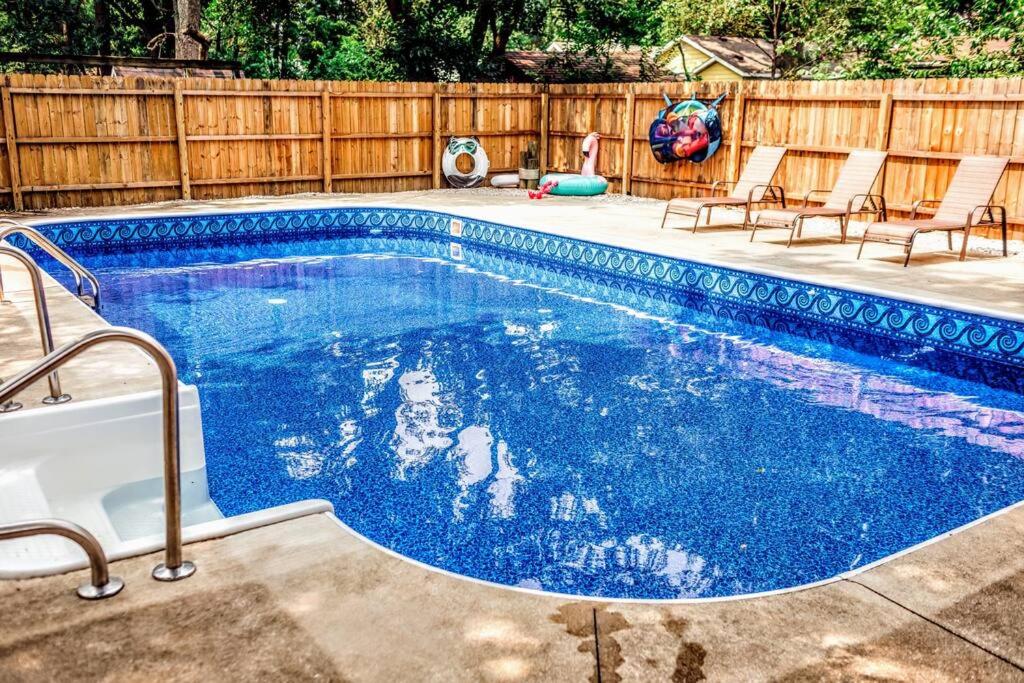 Private oasis hot tub huge pool 10 min to downtown, Kentwood (updated ...