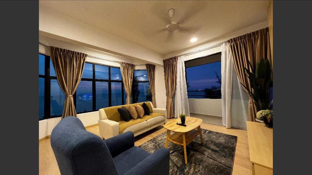 Et sittehjørne på New 180’ Seaview Mutiara Beach Resort by Haza