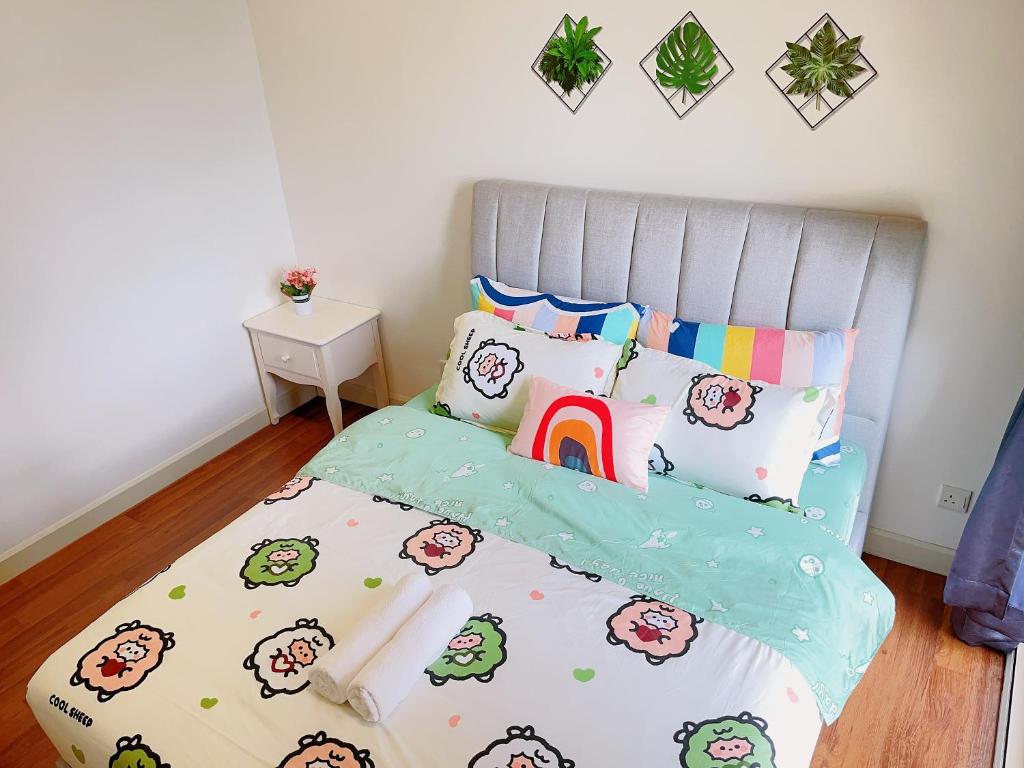 um quarto com uma cama com almofadas Hello Kitty em AFINITI-Legoland-walk5min CottonSheep 2RB Max8pax Bathtub em Nusajaya