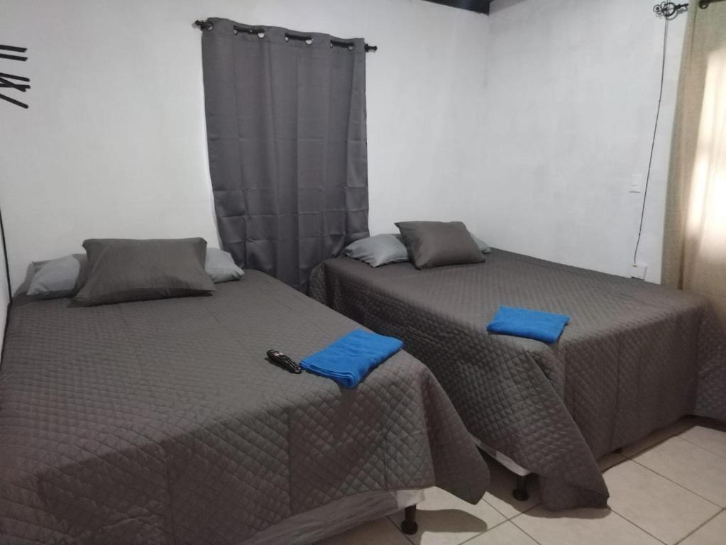 twee bedden naast elkaar in een kamer bij Casa Cristal in Antigua Guatemala