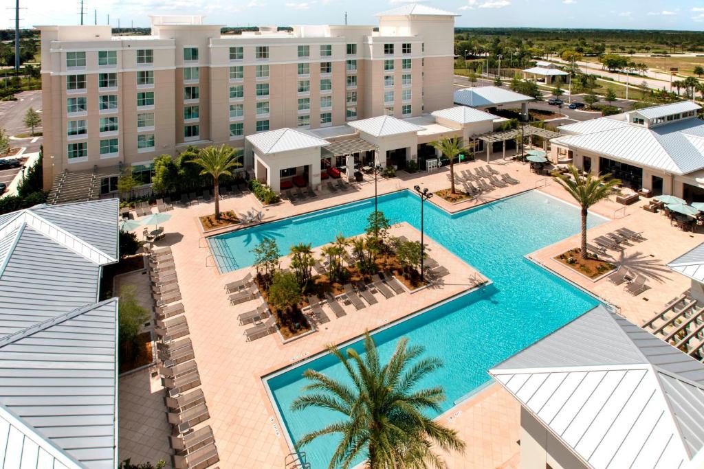 - Vistas aéreas a la piscina del complejo en TownePlace Suites Orlando at FLAMINGO CROSSINGS® Town Center/Western Entrance, en Orlando