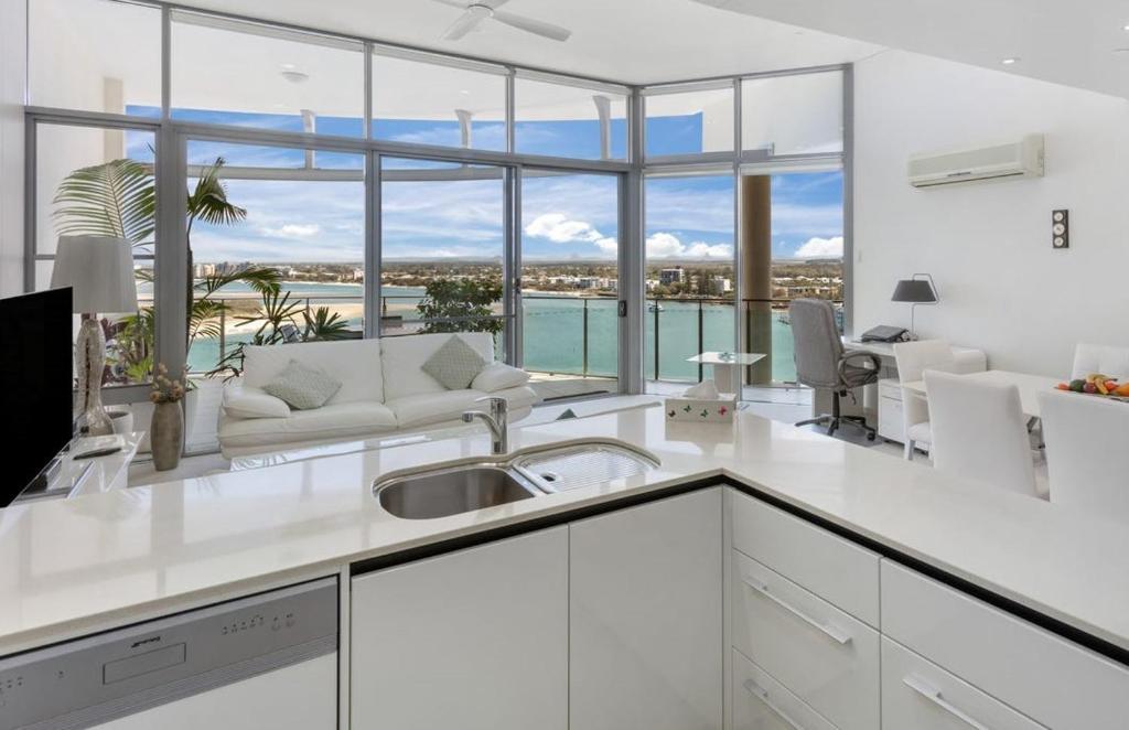 Nhà bếp/bếp nhỏ tại Monaco Caloundra