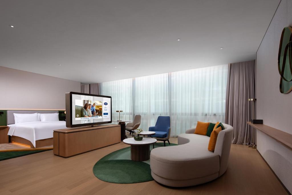 TV a/nebo společenská místnost v ubytování Hampton by Hilton Shenzhen Futian Port