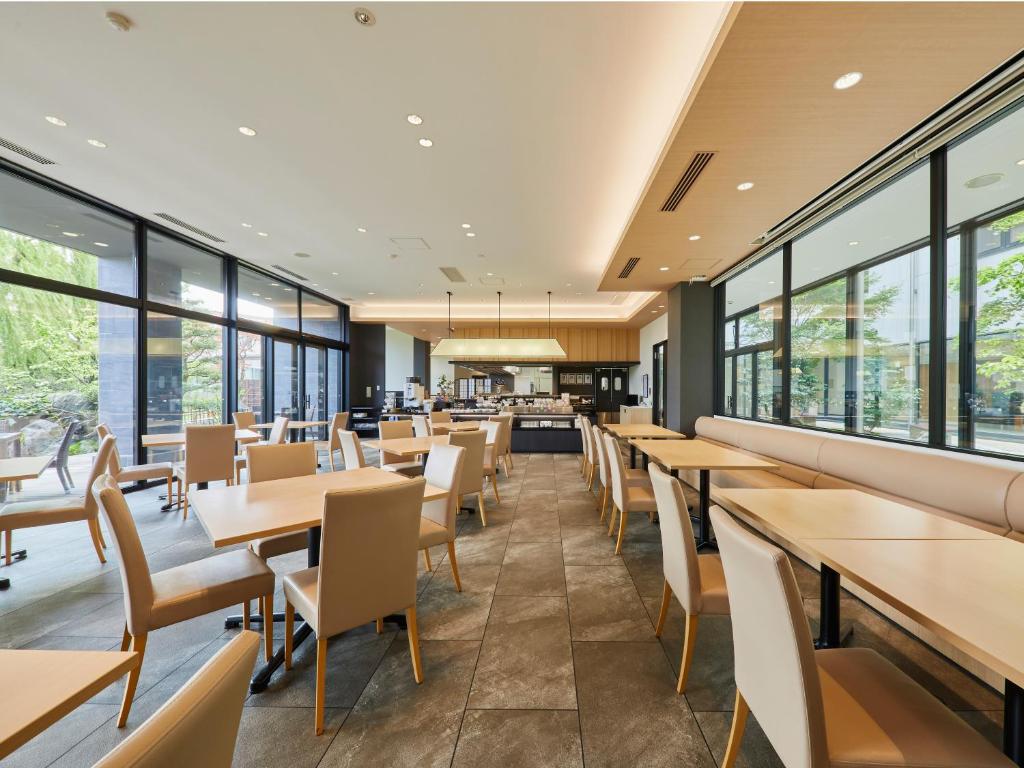 Um restaurante ou outro lugar para comer em Kanazawa Sainoniwa Hotel