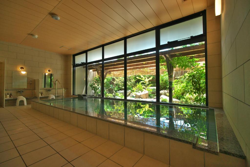 A piscina localizada em Kanazawa Sainoniwa Hotel ou nos arredores