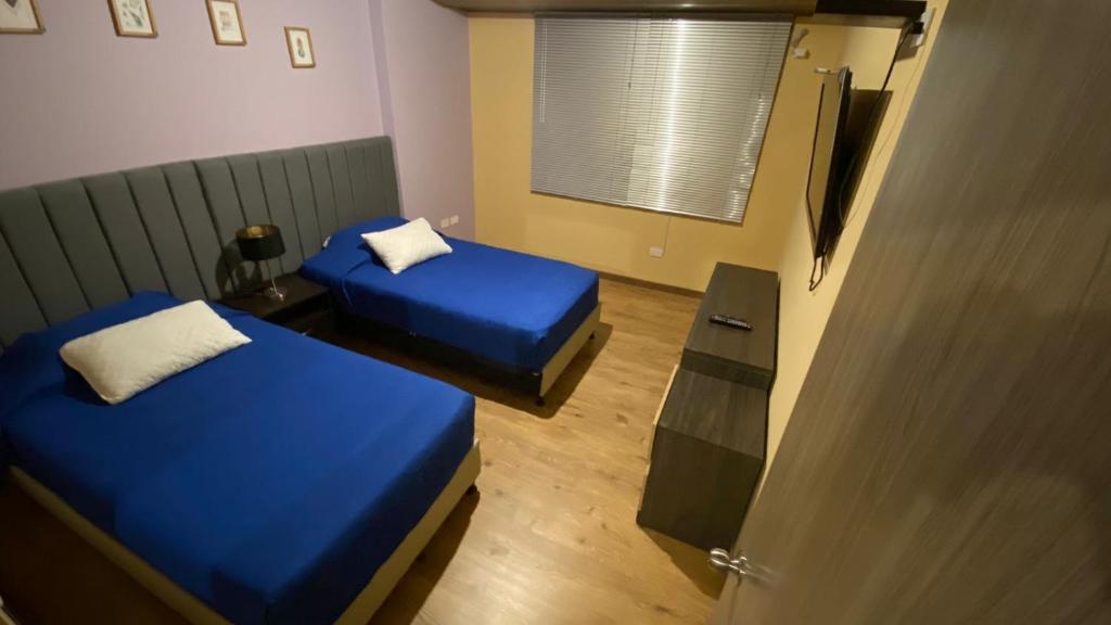 Cama o camas de una habitación en NR AIRPORT & EMBASSY / ROOMS-APARTMENTS