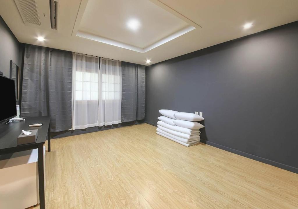 TV a/nebo společenská místnost v ubytování Jeju Parkside Tourist Hotel