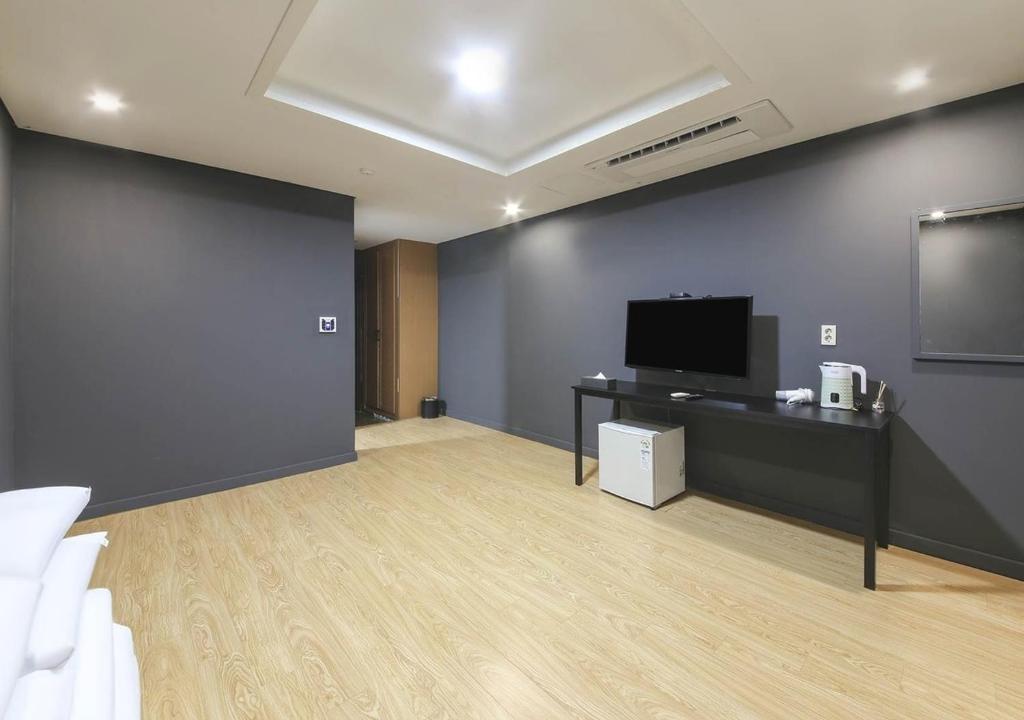 TV a/nebo společenská místnost v ubytování Jeju Parkside Tourist Hotel