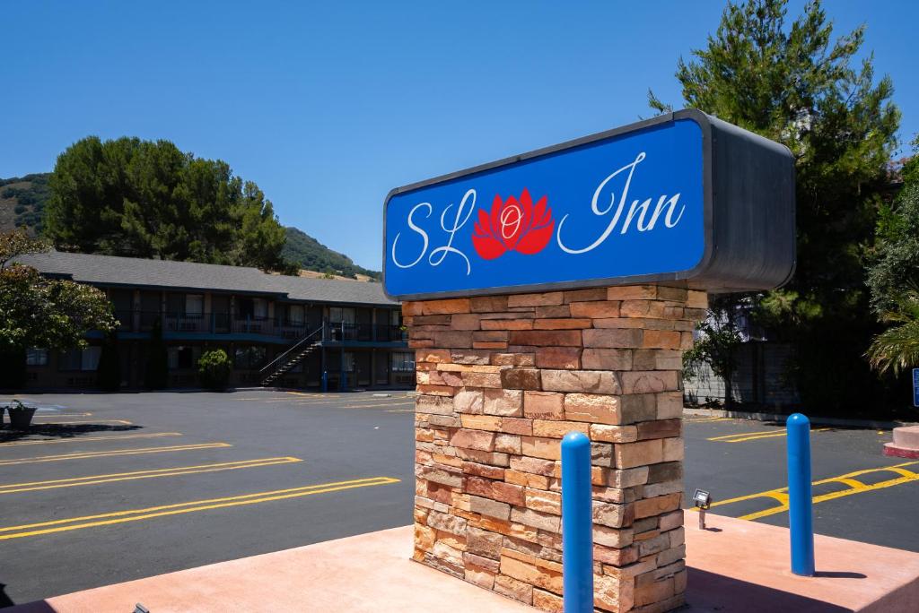 a sign for a ski inn on a brick pillar at DOWNTOWN SLO INN - SAN LUIS OBISPO in San Luis Obispo