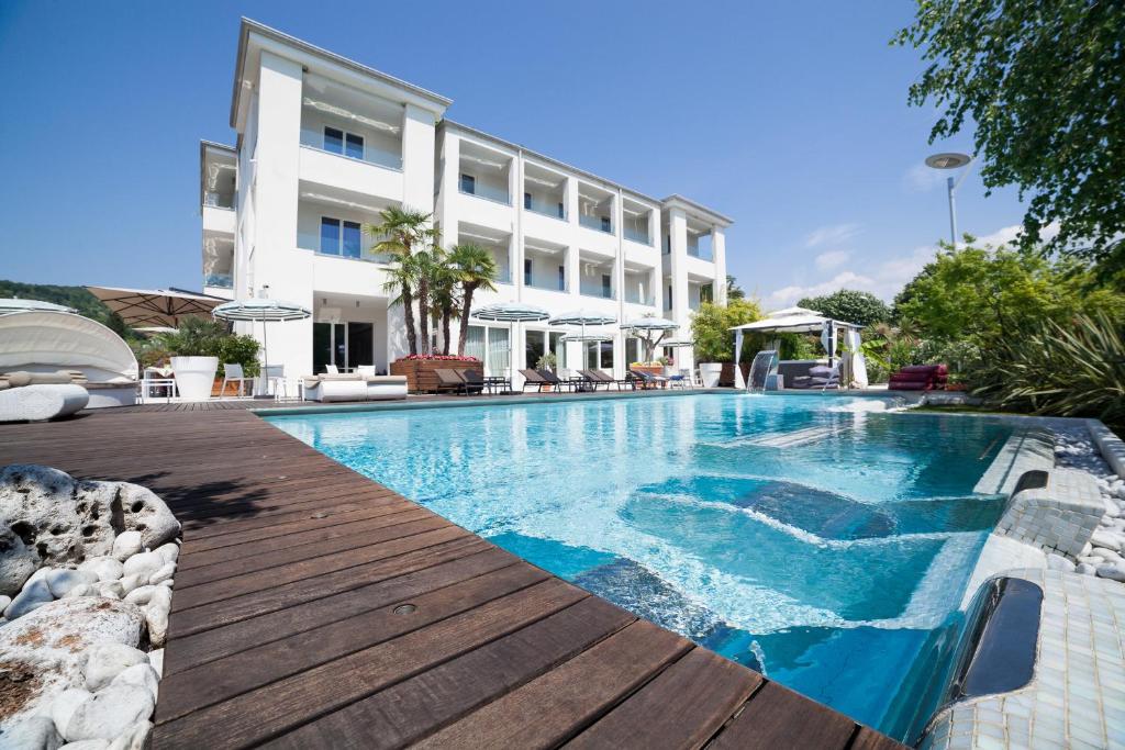 una piscina di fronte a un edificio di Tobago a Garda