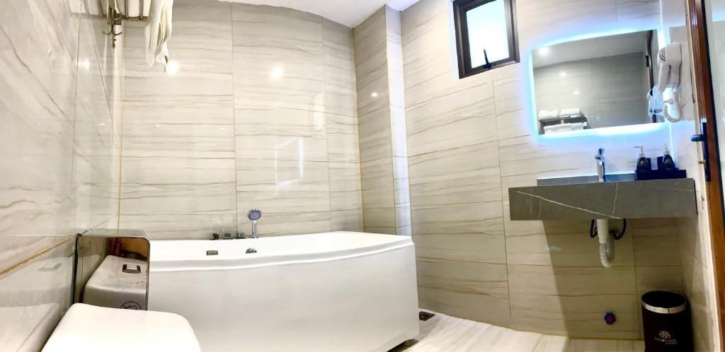 Koupelna v ubytování Luxtel Hotel Ngoại Giao Đoàn