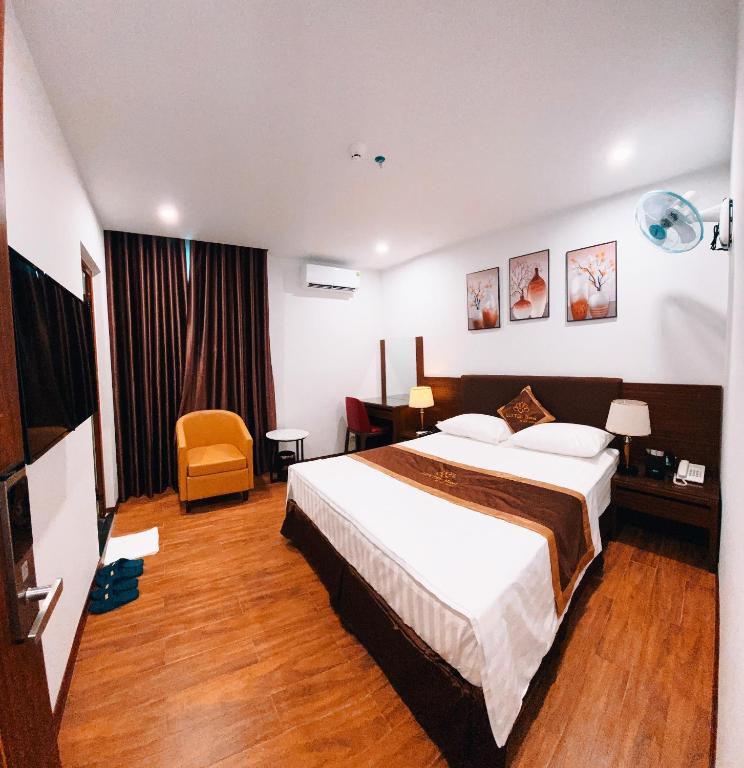 Postel nebo postele na pokoji v ubytování Luxtel Hotel Ngoại Giao Đoàn