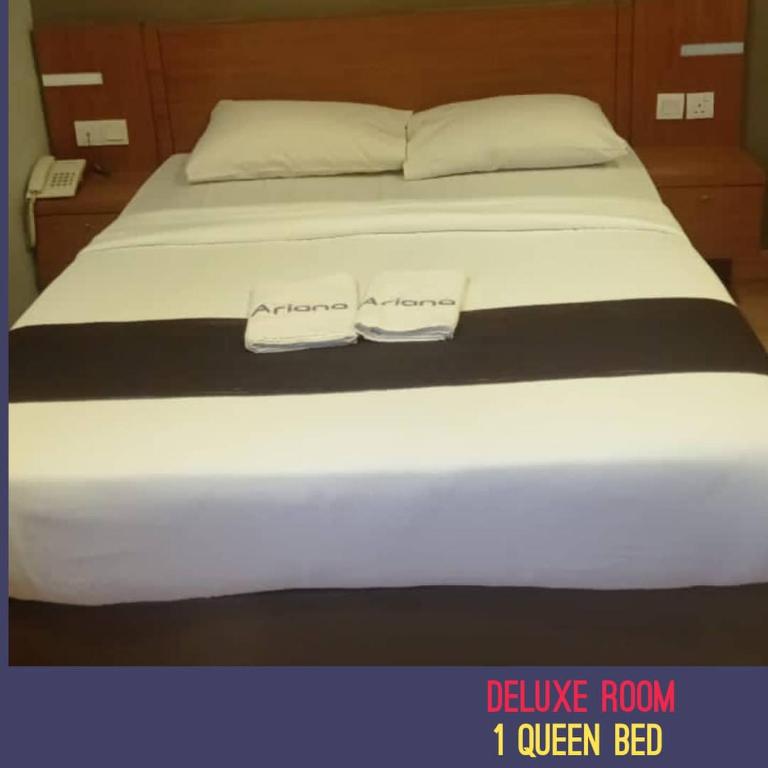 Postel nebo postele na pokoji v ubytování Golden Leaf Boutique Hotel Nusa Idaman Formerly Known as Ariana Hotel