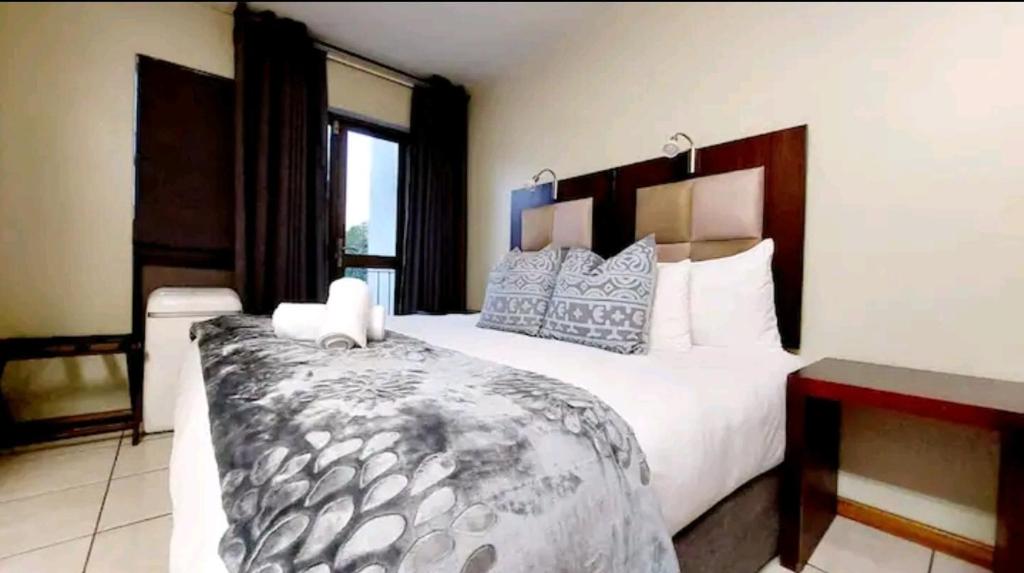 a bedroom with a large bed in a room at Gautrain Hatfield Lovely Studio in Pretoria