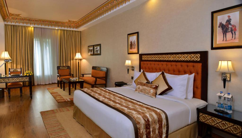 Postel nebo postele na pokoji v ubytování Noormahal Palace Hotel