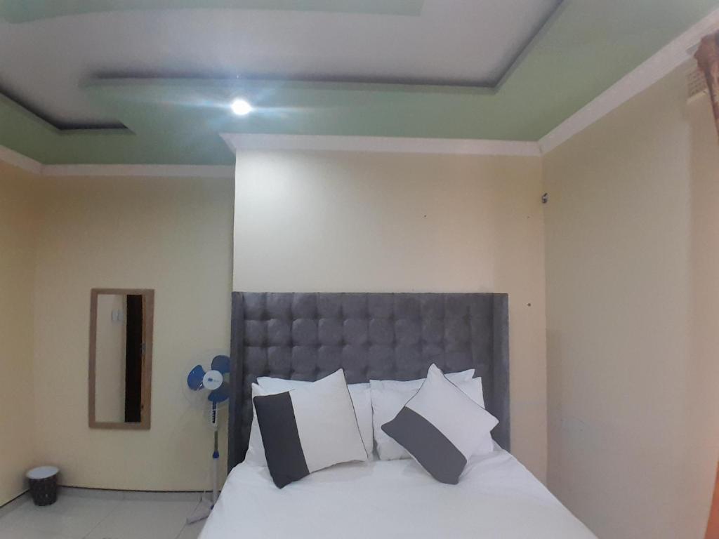 sypialnia z łóżkiem z białą pościelą i poduszkami w obiekcie LINGE'S LODGE EXTENSION w mieście Lusikisiki