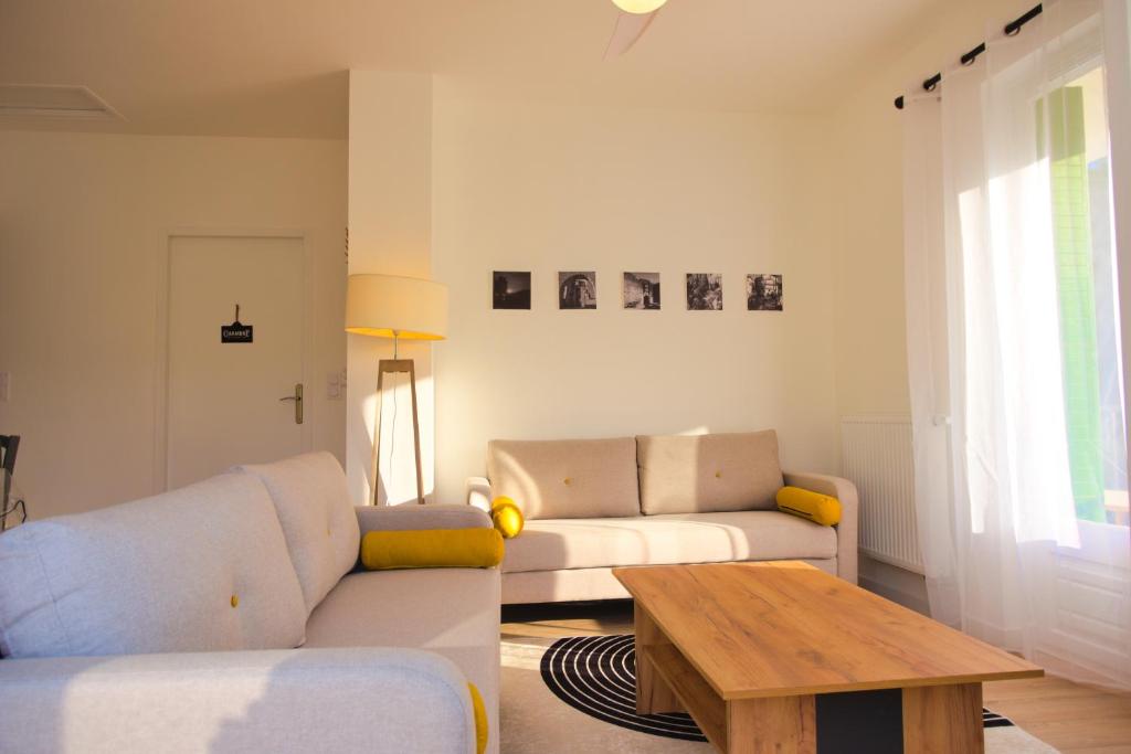 a living room with a couch and a table at Tres Vents del Roser - grand appartement in Prats-de-Mollo-la-Preste